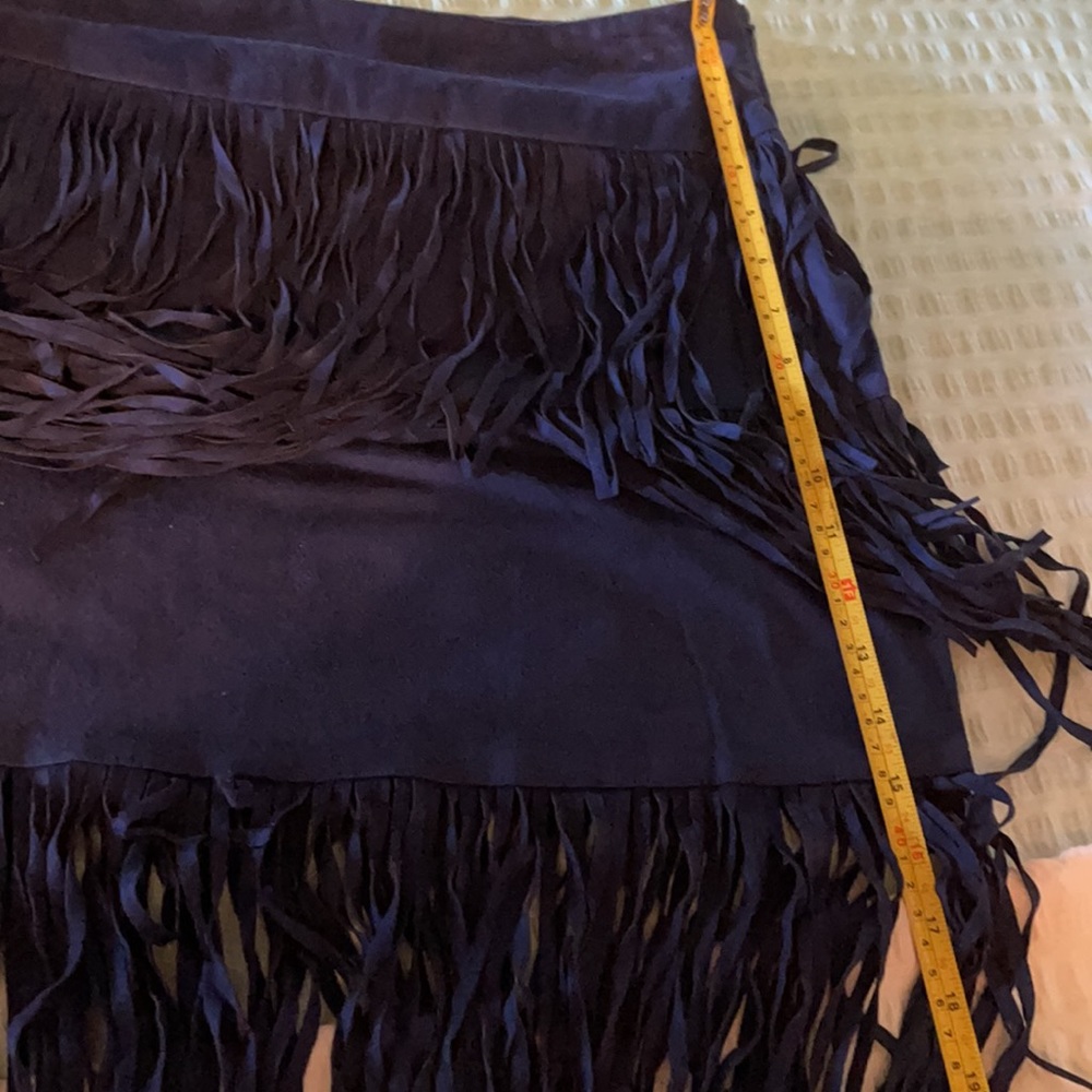 Adorable ROMEO +JULIET blue suede mini skirt with fringe - Picture 6 of 8